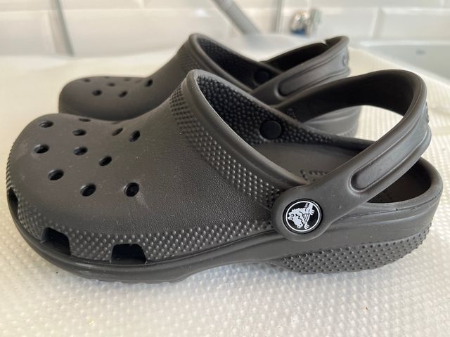 Crocs negras talla J2 (núm 33-34)