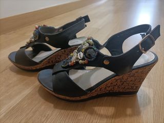 Sandalias negras con abalorios talla 38