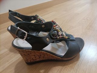 Sandalias negras con abalorios talla 38