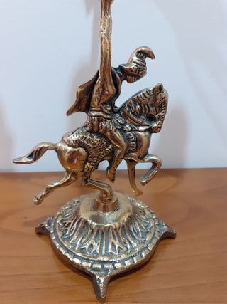 Reloj y candelabros de latón