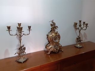 Reloj y candelabros de latón