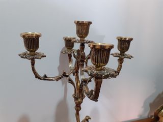 Reloj y candelabros de latón
