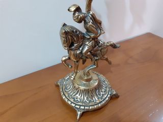 Reloj y candelabros de latón