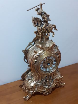 Reloj y candelabros de latón