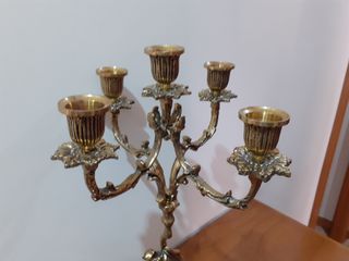 Reloj y candelabros de latón