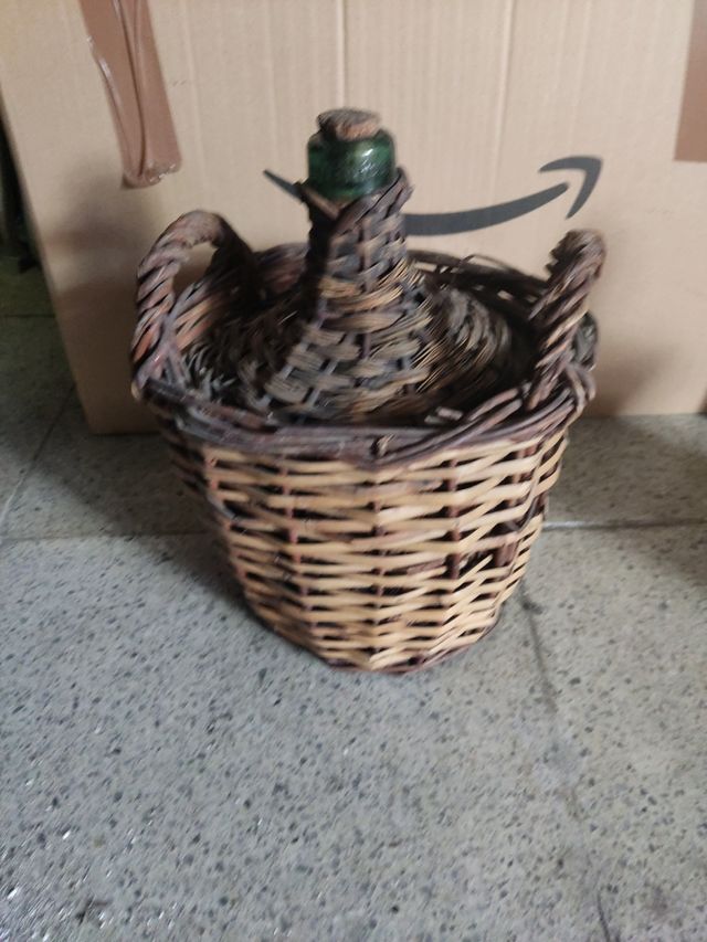 Damajuana forrada de mimbre.