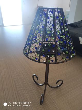 Farol metal piedras de colores.