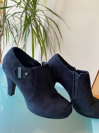 Zapato tacón negro abotinado t-38