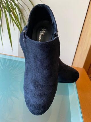 Zapato tacón negro abotinado t-38