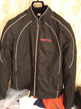 dos abrigos cortos de zorros talla como L 