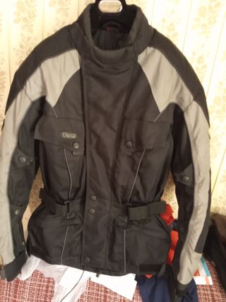 dos abrigos cortos de zorros talla como L 