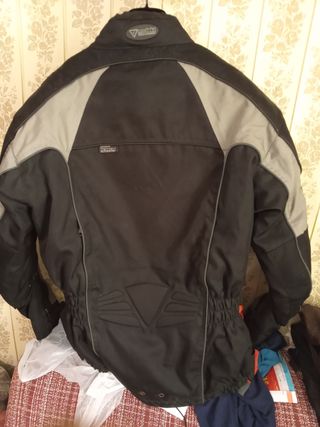 dos abrigos cortos de zorros talla como L 