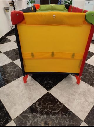 Cuna-parque de viaje.