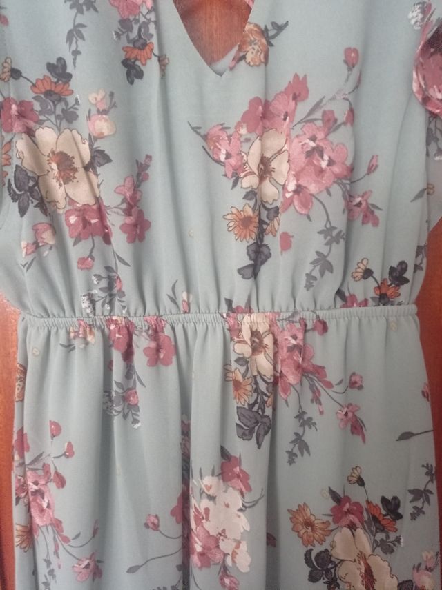 Vestido de flores y color turquesa.