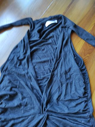 Camiseta negra sin mangas.