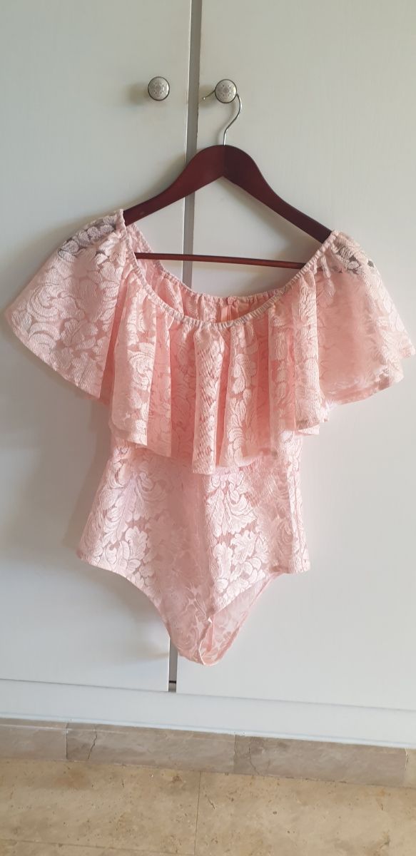 Body de encaje rosa empolvado.