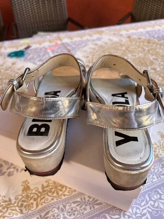 Sandalias plata. Bimba y Lola. 