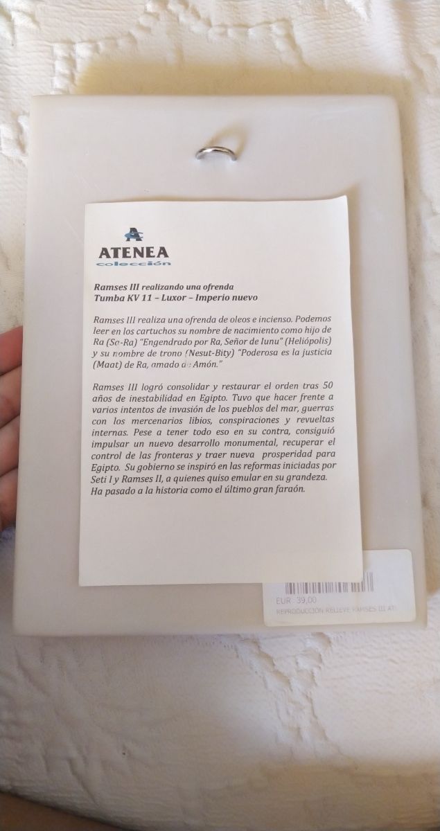 Relieve Ramsés III. Resina
