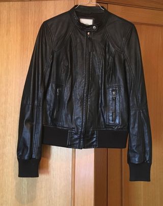 Cazadora cuero negra. Bershka