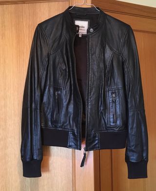 Cazadora cuero negra. Bershka