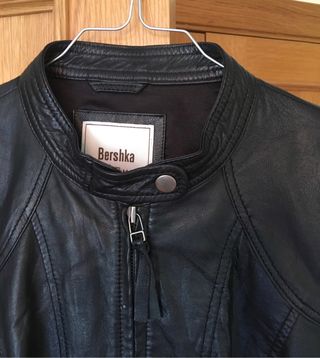Cazadora cuero negra. Bershka