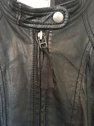 Cazadora cuero negra. Bershka