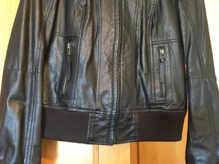 Cazadora cuero negra. Bershka