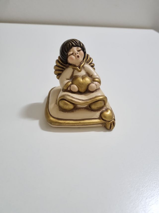 Thun angioletto seduto