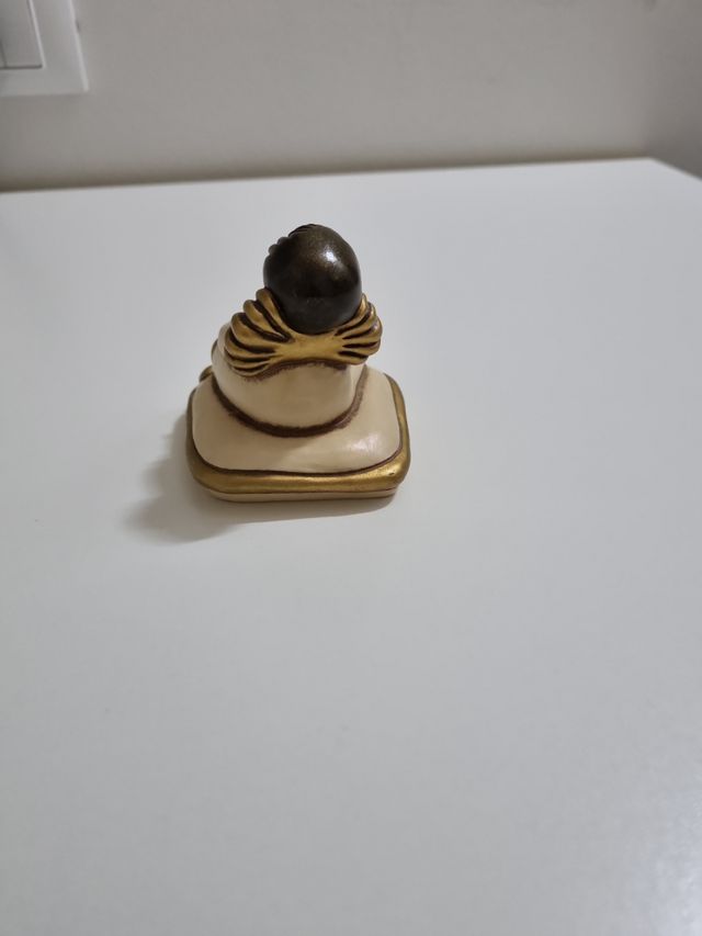 Thun angioletto seduto