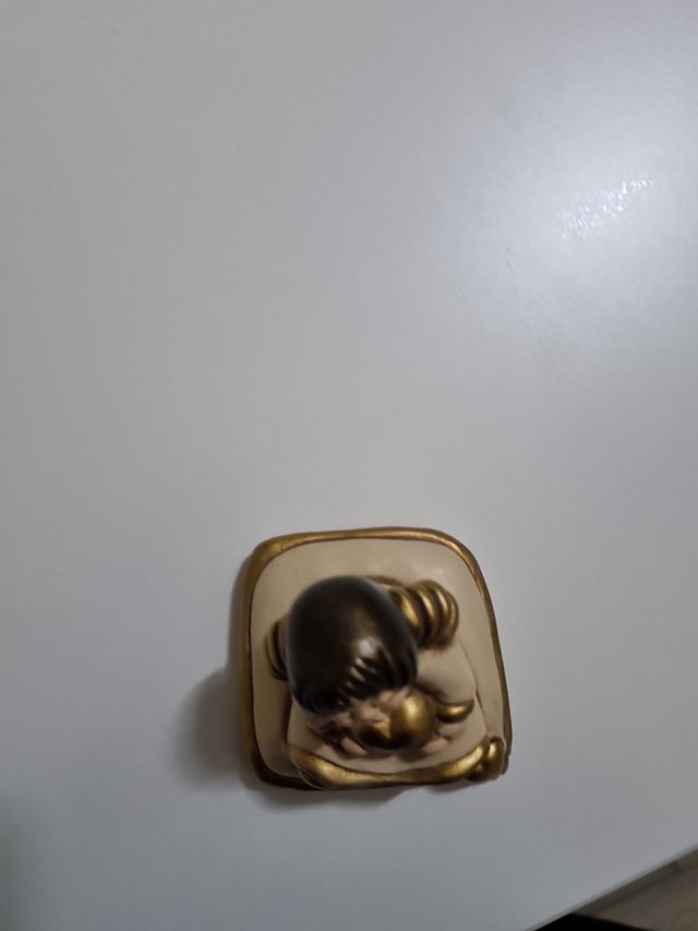 Thun angioletto seduto