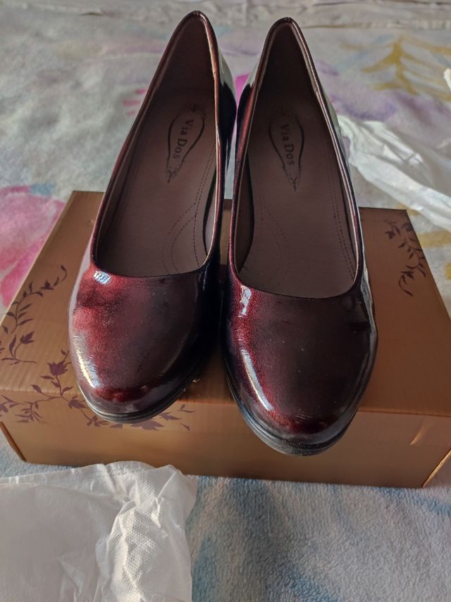 Zapatos de tacón. Charol rojo granate. Talla 39