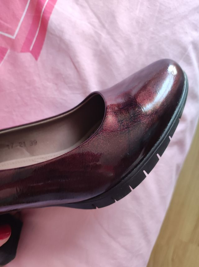 Zapatos de tacón. Charol rojo granate. Talla 39