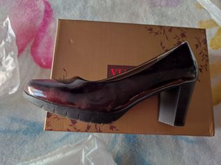 Zapatos de tacón. Charol rojo granate. Talla 39