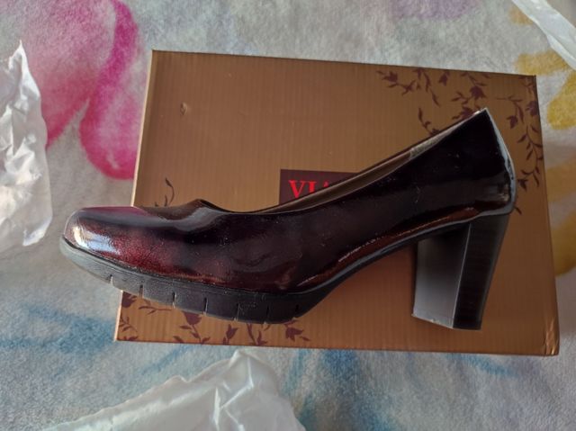 Zapatos de tacón. Charol rojo granate. Talla 39