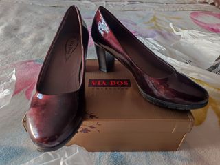 Zapatos de tacón. Charol rojo granate. Talla 39