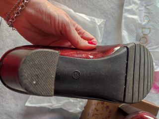 Zapatos de tacón. Charol rojo granate. Talla 39