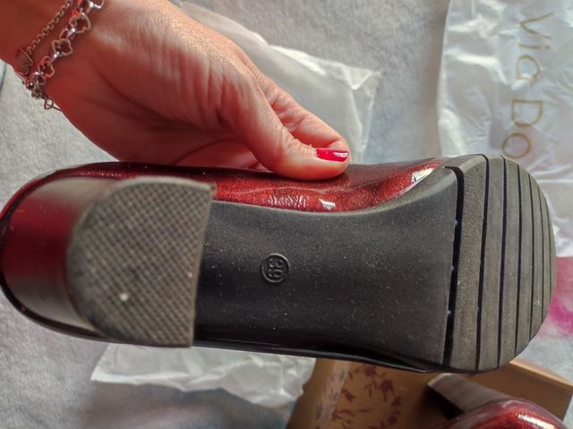 Zapatos de tacón. Charol rojo granate. Talla 39