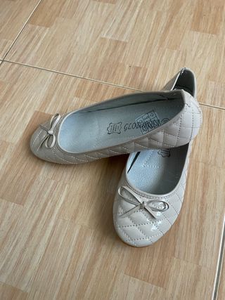 Bailarinas de charol color beige. Talla 36