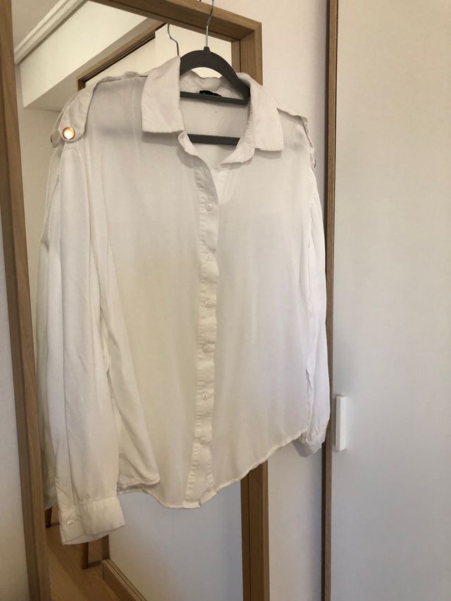 Camisa blanca con botón