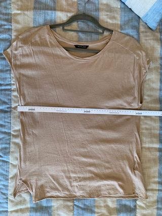 Camiseta beige, de Massimo Dutti, talla L.