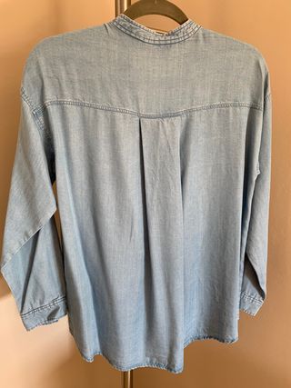 Camisa vaquera, de Zara, talla XS.