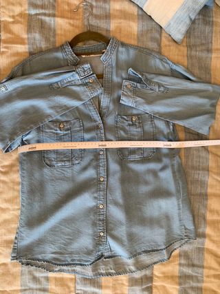 Camisa vaquera, de Zara, talla XS.