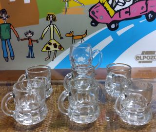 Chupitos. Pequeñas jarras vintage para chupitos