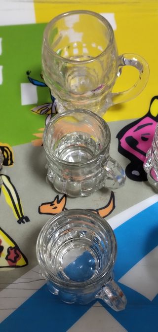 Chupitos. Pequeñas jarras vintage para chupitos