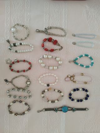Pulseras bisutería y cinturón
