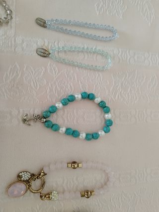 Pulseras bisutería y cinturón