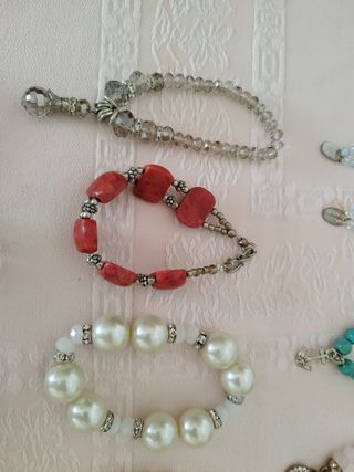 Pulseras bisutería y cinturón