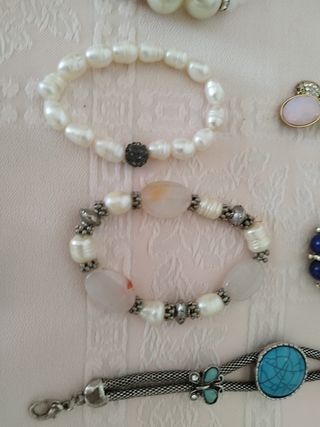 Pulseras bisutería y cinturón