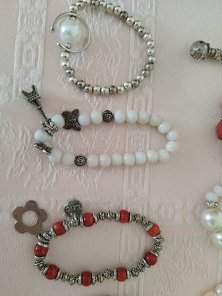 Pulseras bisutería y cinturón