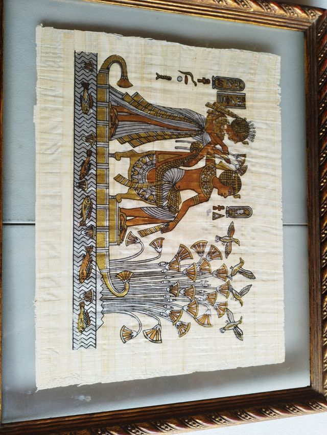 pergamena egiziana originale intagliata in vetro